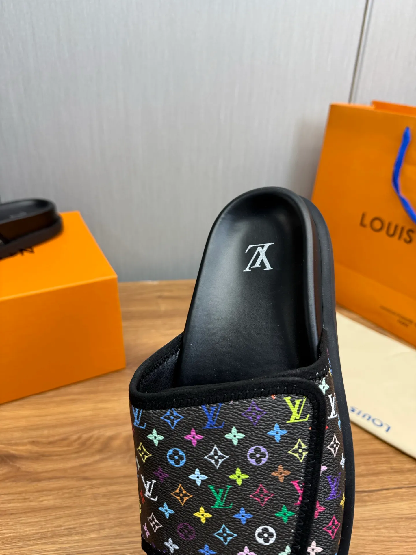 Men's shoes 💰340💰 ▪️LV's popular Little Red Book popular slippers hot sale: 1 shipment✅ Super textured and comfortable slippers, original TPU outsole. Authentic counter box drawer box packaging 🎁Size 38-45